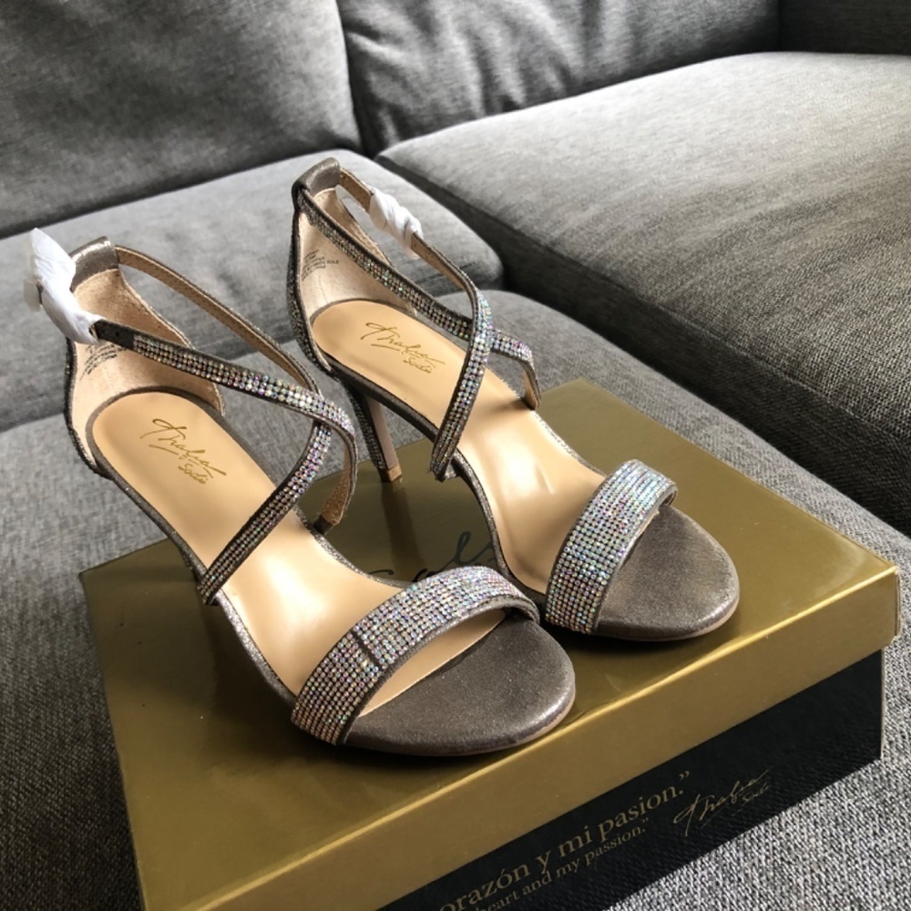 Thalia Sodi Womenโs Dress Sandals Shoes Sparkling Golden Wedding Party Heels 6.5 - Picture 3 of 17